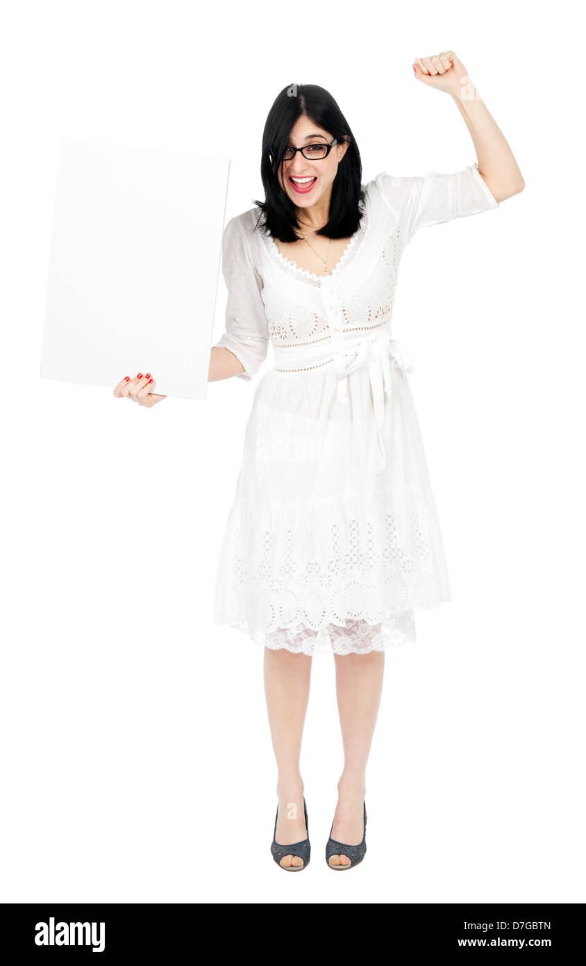 Un adulte (début 30's) black haired caucasian woman wearing jolie robe d'été blanche holding blank sign sa main droite, sa gauche Banque D'Images