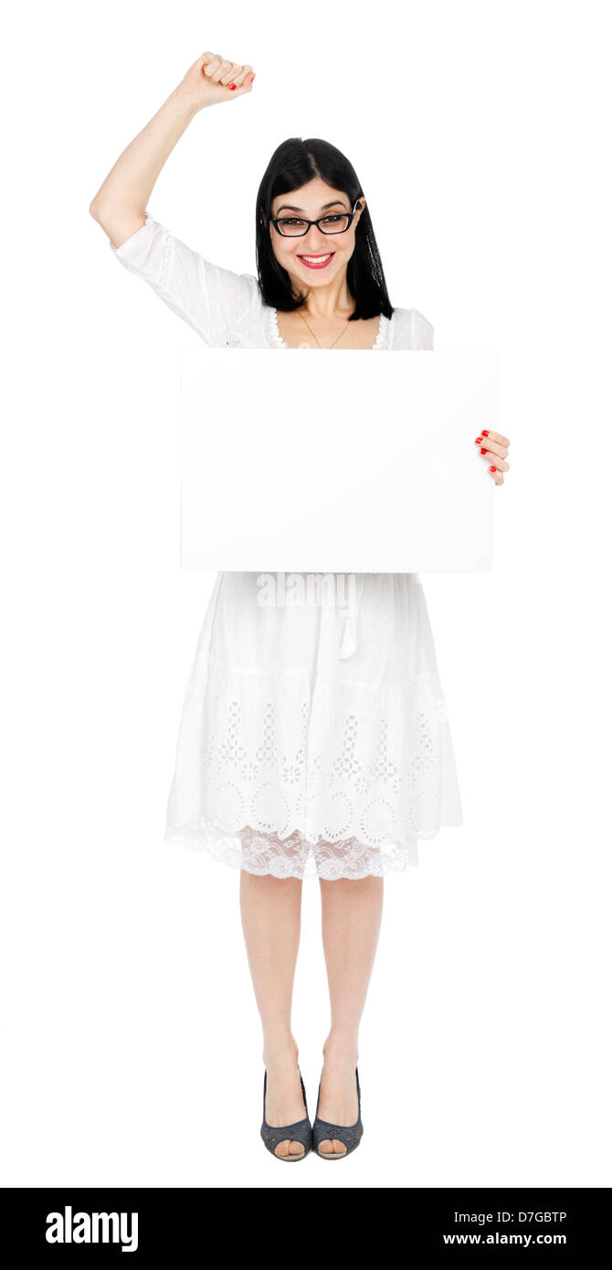 Un adulte (début 30's) black haired caucasian woman wearing jolie robe d'été blanche holding blank sign sa main droite, sa gauche Banque D'Images