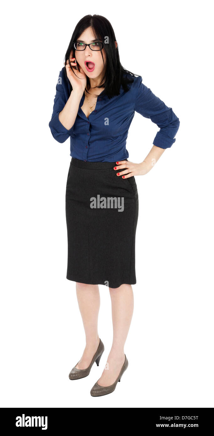Un adulte (début 30's) black haired woman wearing blue shirt boutonné jupe gris foncé de spectacles son expression suggère elle Banque D'Images
