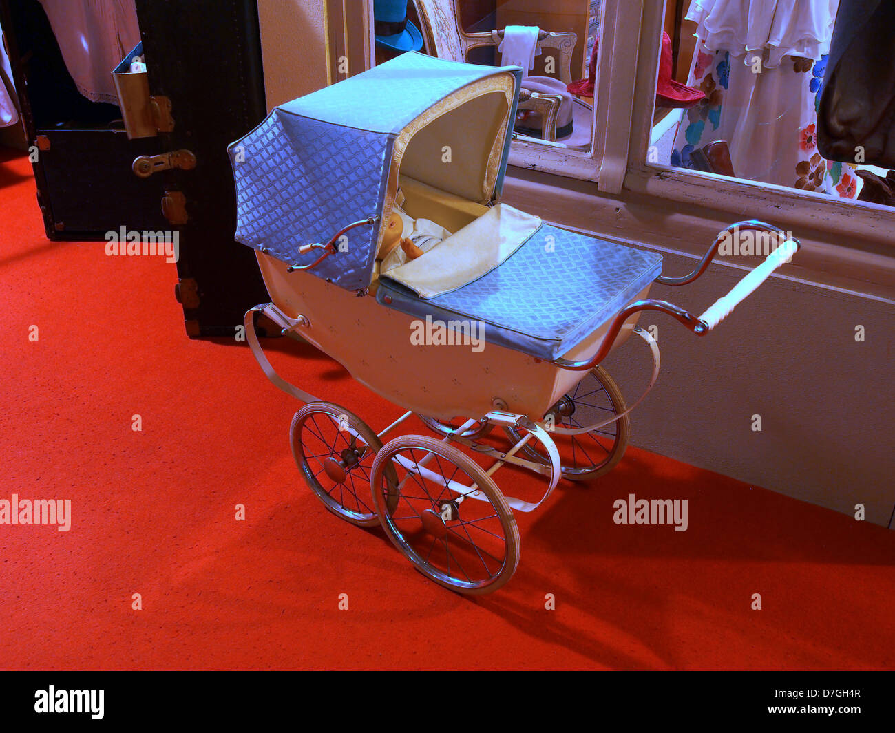 Photographie vintage d'une poussette ou d'une poussette, reflétant le design du début du XXe siècle. L'image met en évidence le style et la fonctionnalité de la poussette, un élément clé de la culture parentale moderne précoce. Banque D'Images