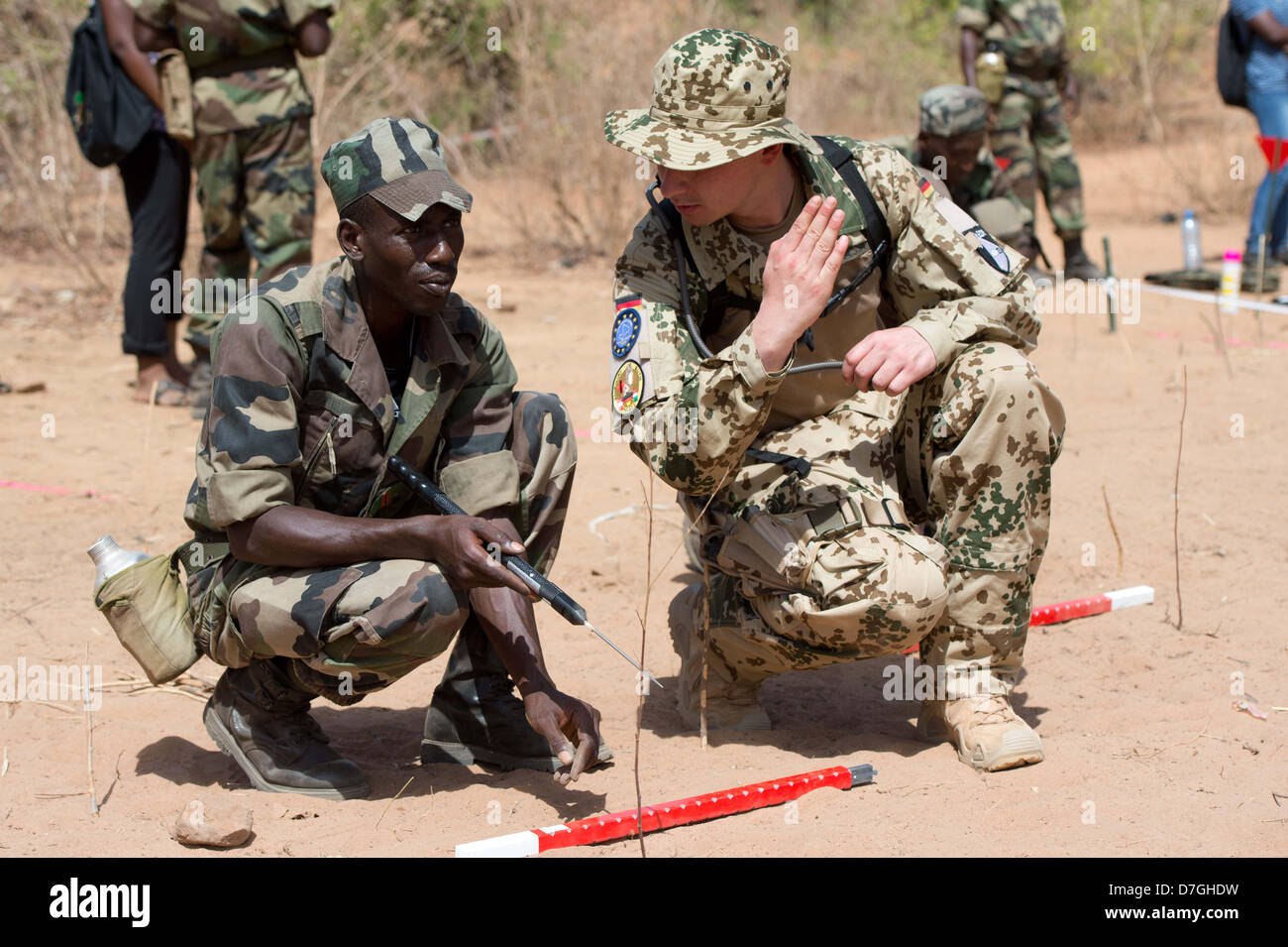 Koulikoro, Mali. 7 mai 2013. Les soldats allemands de former des ingénieurs de l'armée malienne dans la région de Koulikoro, Mali, 07 mai 2013. La Mission de formation de l'Union européenne au Mali a été en opération depuis le début du mois d'avril. La première d'un groupe de 650 soldats ont commencé la formation de base. Il y a des instructeurs allemands 17 enseigner l'avenir ingénieurs militaires. Photo : MAURIZIO GAMBARINI/dpa/Alamy Live News Banque D'Images