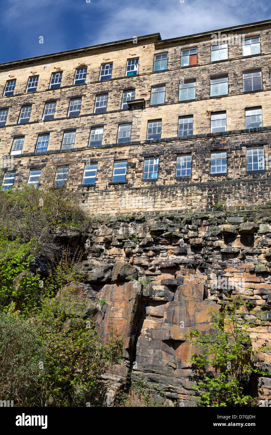 Ancien moulin construit au sommet d'un affleurement rocheux, Halifax, West Yorkshire Banque D'Images