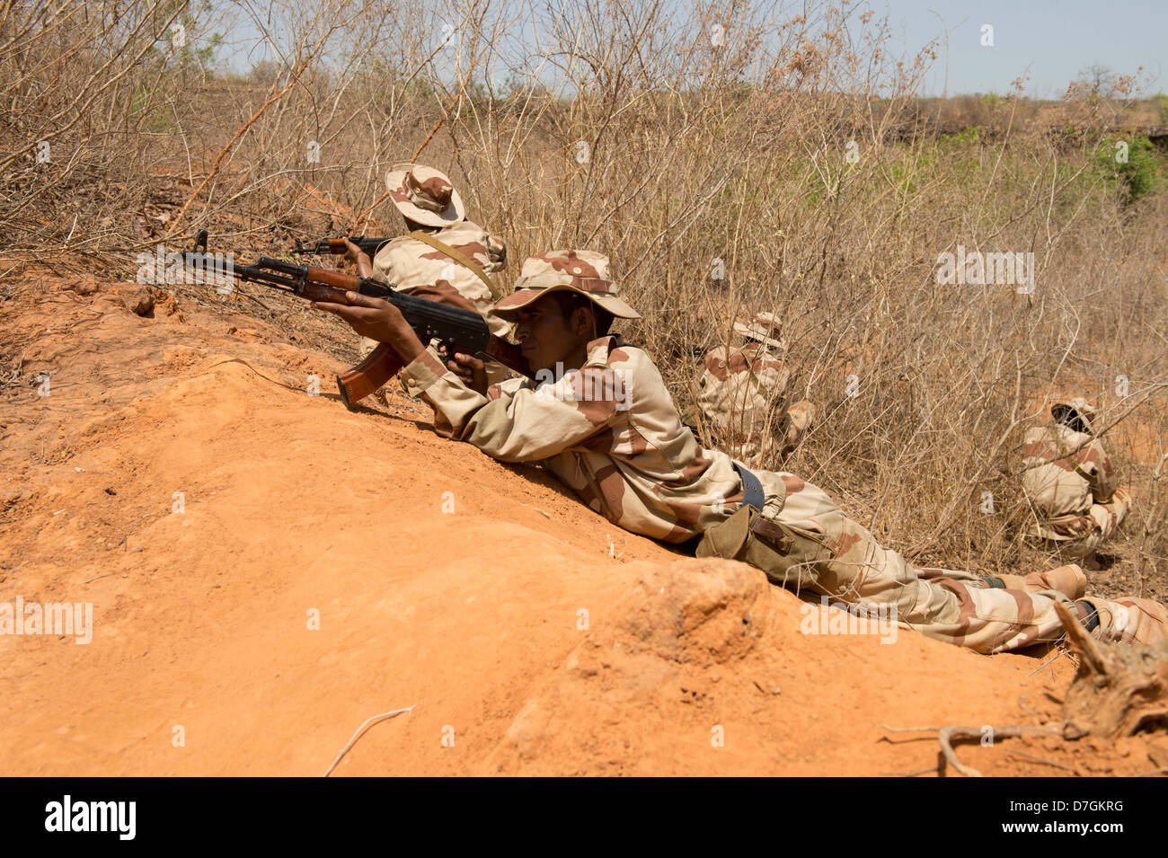 Les soldats de l'armée malienne s'acquitter de drills à Koulikoro, Mali, 07 mai 2013. La Mission de formation de l'Union européenne au Mali a été en opération depuis le début du mois d'avril. La première d'un groupe de 650 soldats ont commencé la formation de base. Il y a des instructeurs allemands 17 enseigner l'avenir ingénieurs militaires. Photo : MAURIZIO GAMBARINI Banque D'Images