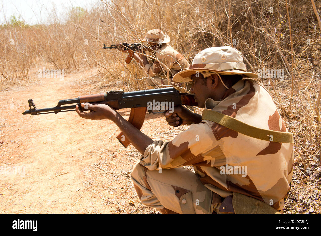 Les soldats de l'armée malienne s'acquitter de drills à Koulikoro, Mali, 07 mai 2013. La Mission de formation de l'Union européenne au Mali a été en opération depuis le début du mois d'avril. La première d'un groupe de 650 soldats ont commencé la formation de base. Il y a des instructeurs allemands 17 enseigner l'avenir ingénieurs militaires. Photo : MAURIZIO GAMBARINI Banque D'Images