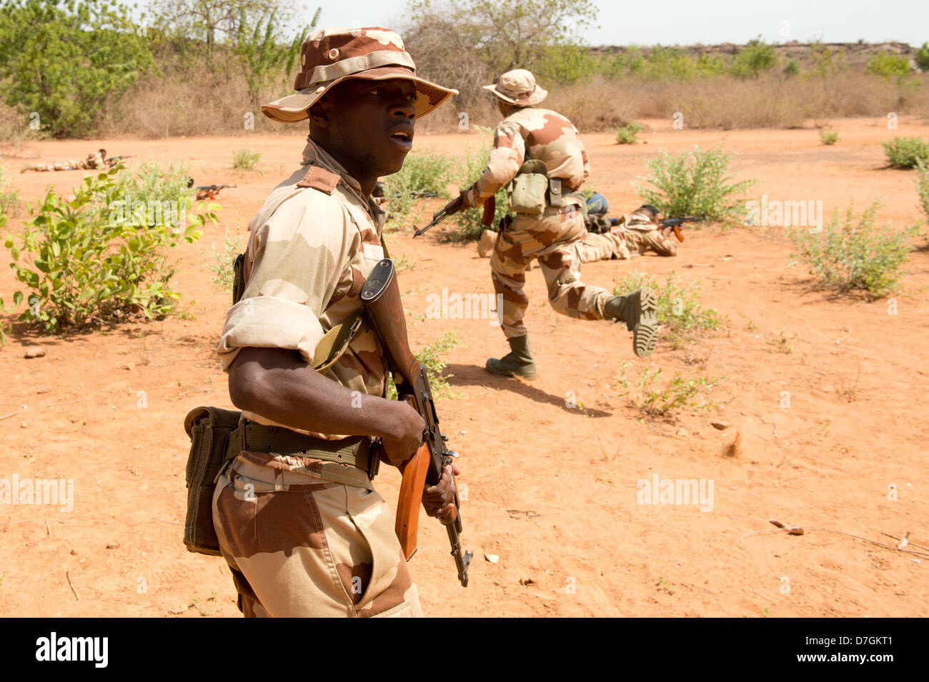 Les soldats de l'armée malienne s'acquitter de drills à Koulikoro, Mali, 07 mai 2013. La Mission de formation de l'Union européenne au Mali a été en opération depuis le début du mois d'avril. La première d'un groupe de 650 soldats ont commencé la formation de base. Il y a des instructeurs allemands 17 enseigner l'avenir ingénieurs militaires. Photo : MAURIZIO GAMBARINI Banque D'Images