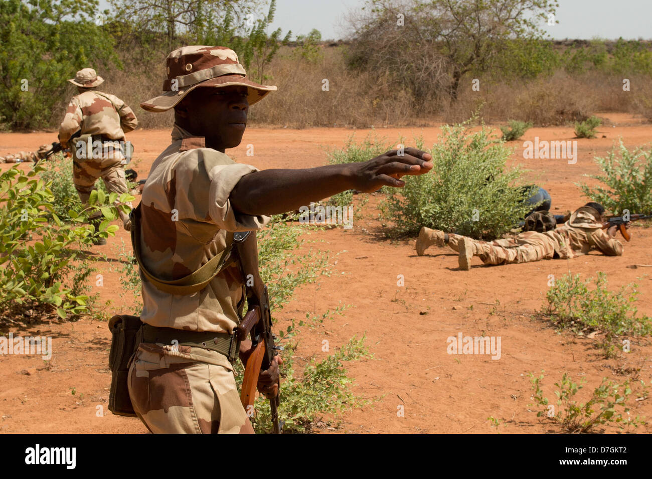 Les soldats de l'armée malienne s'acquitter de drills à Koulikoro, Mali, 07 mai 2013. La Mission de formation de l'Union européenne au Mali a été en opération depuis le début du mois d'avril. La première d'un groupe de 650 soldats ont commencé la formation de base. Il y a des instructeurs allemands 17 enseigner l'avenir ingénieurs militaires. Photo : MAURIZIO GAMBARINI Banque D'Images
