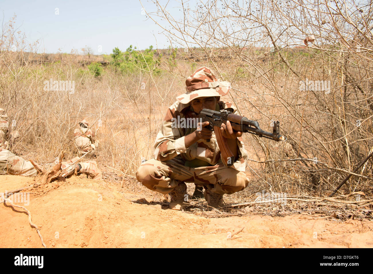 Les soldats de l'armée malienne s'acquitter de drills à Koulikoro, Mali, 07 mai 2013. La Mission de formation de l'Union européenne au Mali a été en opération depuis le début du mois d'avril. La première d'un groupe de 650 soldats ont commencé la formation de base. Il y a des instructeurs allemands 17 enseigner l'avenir ingénieurs militaires. Photo : MAURIZIO GAMBARINI Banque D'Images