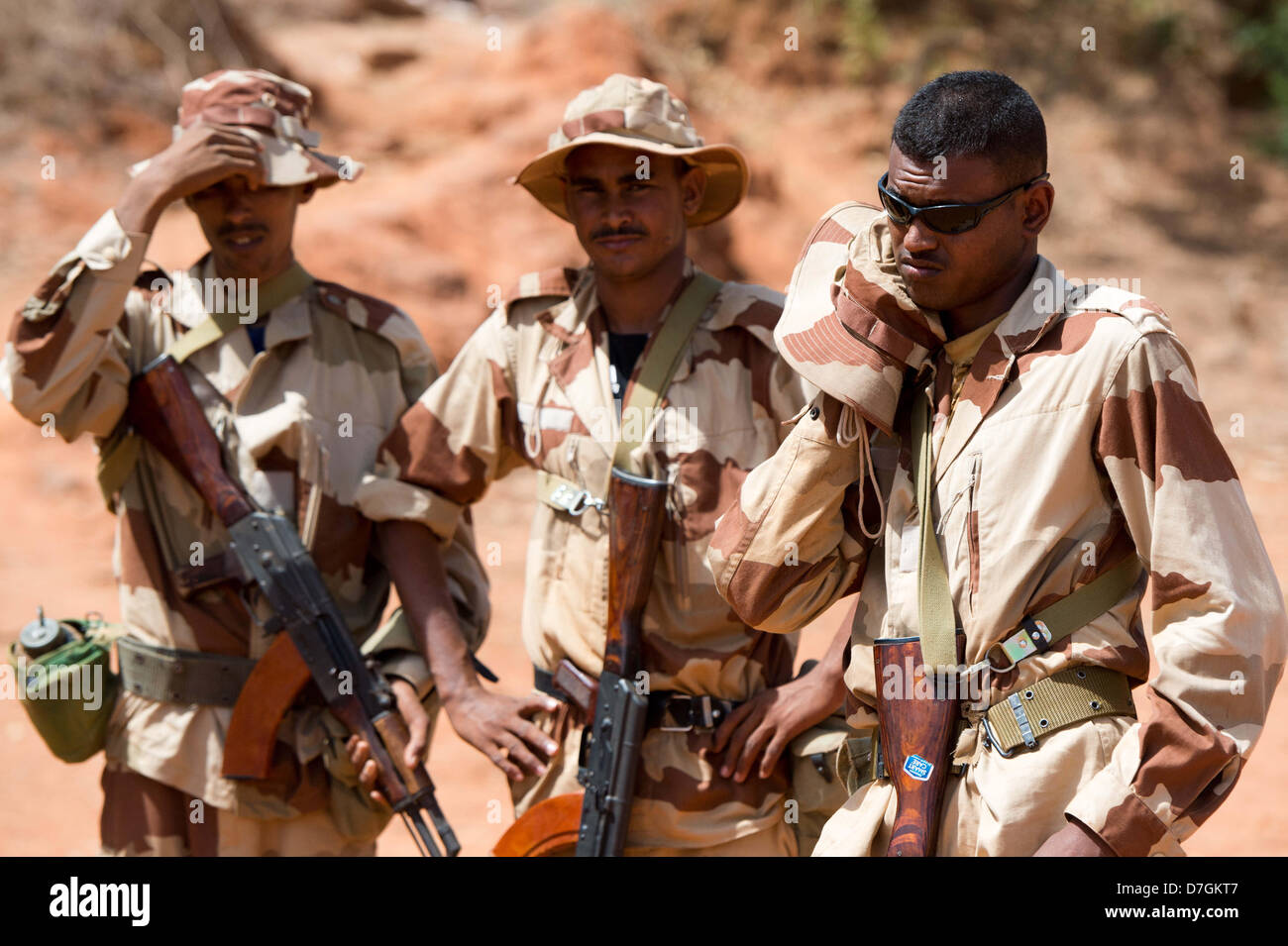 Les soldats de l'armée malienne s'acquitter de drills à Koulikoro, Mali, 07 mai 2013. La Mission de formation de l'Union européenne au Mali a été en opération depuis le début du mois d'avril. La première d'un groupe de 650 soldats ont commencé la formation de base. Il y a des instructeurs allemands 17 enseigner l'avenir ingénieurs militaires. Photo : MAURIZIO GAMBARINI Banque D'Images