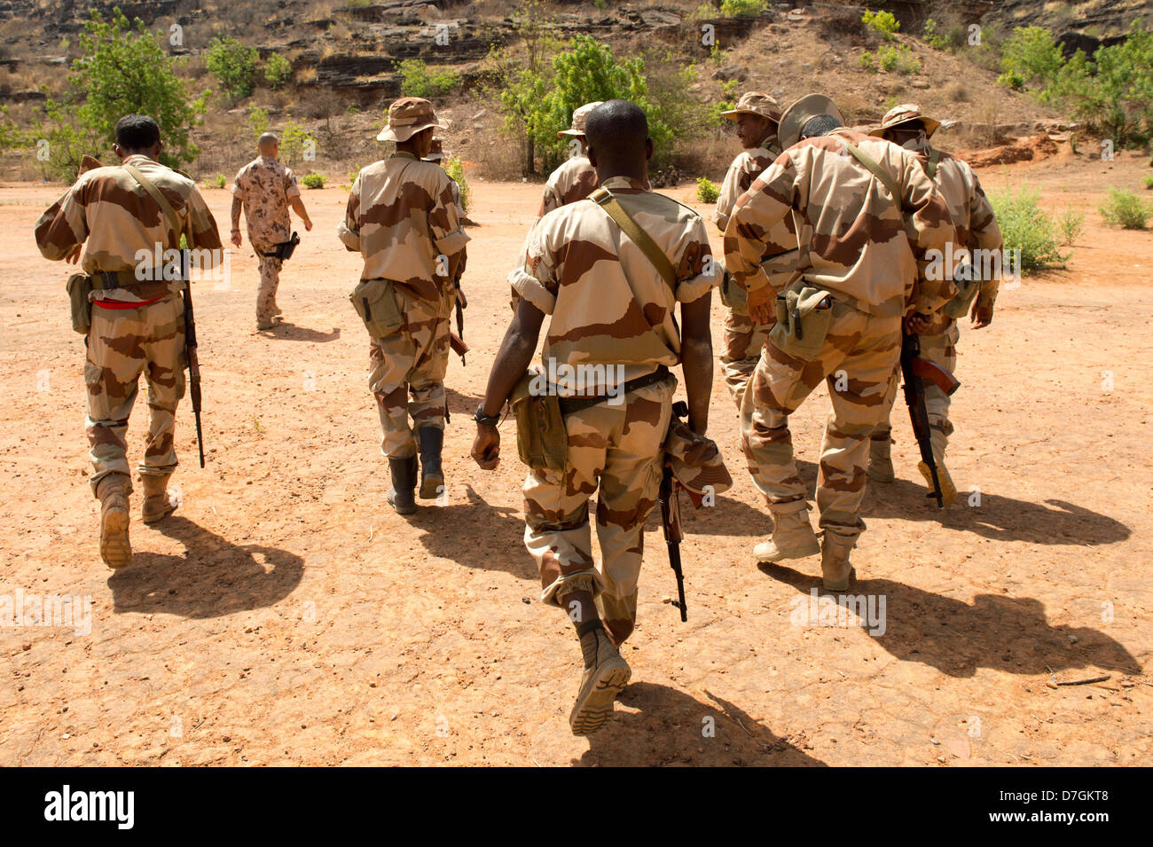 Les soldats de l'armée malienne s'acquitter de drills à Koulikoro, Mali, 07 mai 2013. La Mission de formation de l'Union européenne au Mali a été en opération depuis le début du mois d'avril. La première d'un groupe de 650 soldats ont commencé la formation de base. Il y a des instructeurs allemands 17 enseigner l'avenir ingénieurs militaires. Photo : MAURIZIO GAMBARINI Banque D'Images