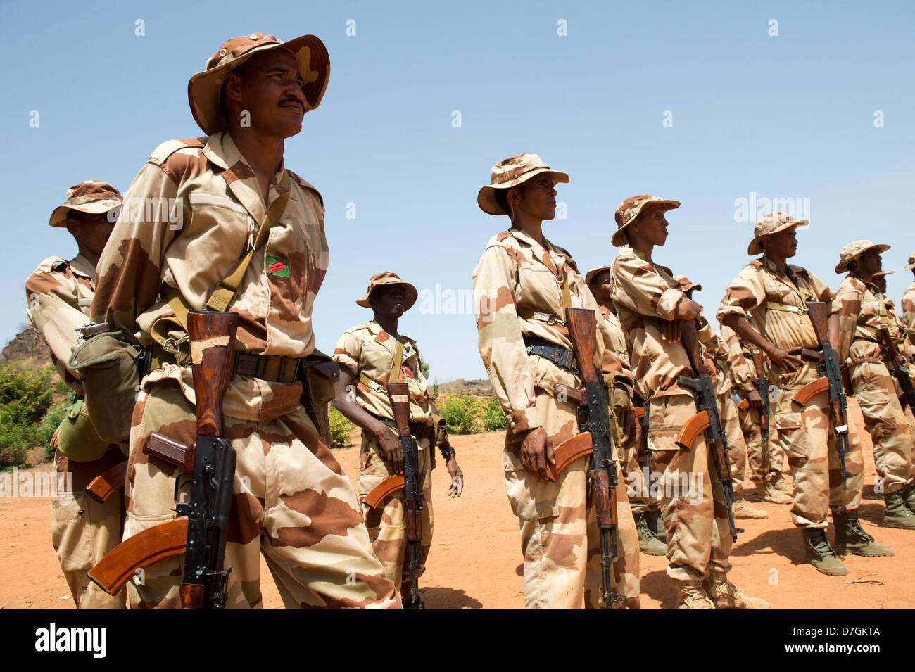 Les soldats de l'armée malienne s'acquitter de drills à Koulikoro, Mali, 07 mai 2013. La Mission de formation de l'Union européenne au Mali a été en opération depuis le début du mois d'avril. La première d'un groupe de 650 soldats ont commencé la formation de base. Il y a des instructeurs allemands 17 enseigner l'avenir ingénieurs militaires. Photo : MAURIZIO GAMBARINI Banque D'Images