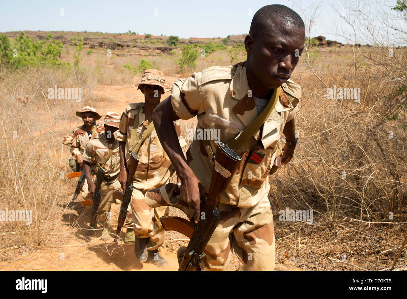 Les soldats de l'armée malienne s'acquitter de drills à Koulikoro, Mali, 07 mai 2013. La Mission de formation de l'Union européenne au Mali a été en opération depuis le début du mois d'avril. La première d'un groupe de 650 soldats ont commencé la formation de base. Il y a des instructeurs allemands 17 enseigner l'avenir ingénieurs militaires. Photo : MAURIZIO GAMBARINI Banque D'Images