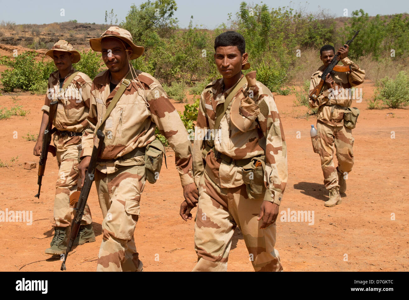 Les soldats de l'armée malienne s'acquitter de drills à Koulikoro, Mali, 07 mai 2013. La Mission de formation de l'Union européenne au Mali a été en opération depuis le début du mois d'avril. La première d'un groupe de 650 soldats ont commencé la formation de base. Il y a des instructeurs allemands 17 enseigner l'avenir ingénieurs militaires. Photo : MAURIZIO GAMBARINI Banque D'Images
