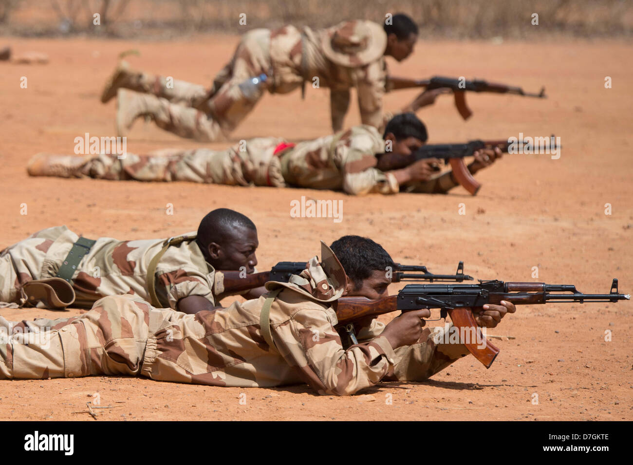 Les soldats de l'armée malienne s'acquitter de drills à Koulikoro, Mali, 07 mai 2013. La Mission de formation de l'Union européenne au Mali a été en opération depuis le début du mois d'avril. La première d'un groupe de 650 soldats ont commencé la formation de base. Il y a des instructeurs allemands 17 enseigner l'avenir ingénieurs militaires. Photo : MAURIZIO GAMBARINI Banque D'Images
