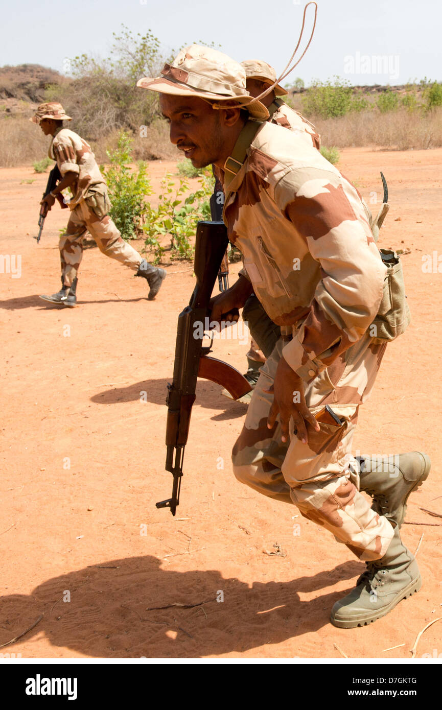 Les soldats de l'armée malienne s'acquitter de drills à Koulikoro, Mali, 07 mai 2013. La Mission de formation de l'Union européenne au Mali a été en opération depuis le début du mois d'avril. La première d'un groupe de 650 soldats ont commencé la formation de base. Il y a des instructeurs allemands 17 enseigner l'avenir ingénieurs militaires. Photo : MAURIZIO GAMBARINI Banque D'Images
