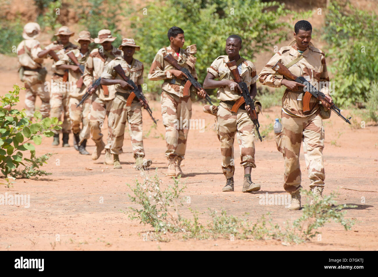 Les soldats de l'armée malienne s'acquitter de drills à Koulikoro, Mali, 07 mai 2013. La Mission de formation de l'Union européenne au Mali a été en opération depuis le début du mois d'avril. La première d'un groupe de 650 soldats ont commencé la formation de base. Il y a des instructeurs allemands 17 enseigner l'avenir ingénieurs militaires. Photo : MAURIZIO GAMBARINI Banque D'Images