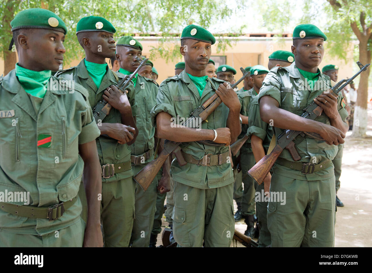 Les soldats de l'armée malienne d'attendre l'arrivée de l'Espagne le ministre fédéral de la défense à Koulikoro, Mali, 07 mai 2013. La Mission de formation de l'Union européenne au Mali a été en opération depuis le début du mois d'avril. La première d'un groupe de 650 soldats ont commencé la formation de base. Il y a des instructeurs allemands 17 enseigner l'avenir ingénieurs militaires. Photo : MAURIZIO GAMBARINI Banque D'Images