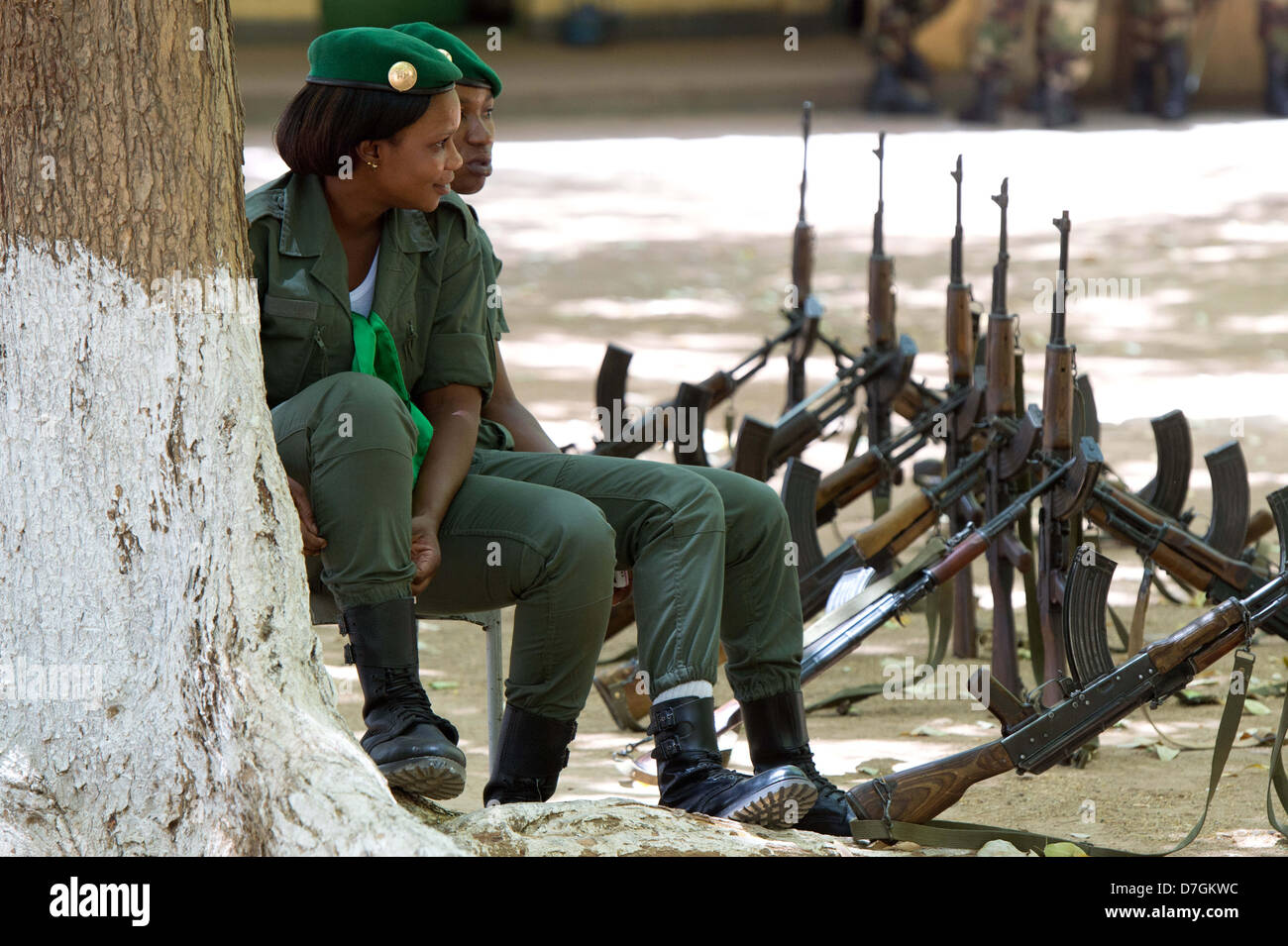 Les soldats de l'armée malienne d'attendre l'arrivée de l'Espagne le ministre fédéral de la défense à Koulikoro, Mali, 07 mai 2013. La Mission de formation de l'Union européenne au Mali a été en opération depuis le début du mois d'avril. La première d'un groupe de 650 soldats ont commencé la formation de base. Il y a des instructeurs allemands 17 enseigner l'avenir ingénieurs militaires. Photo : MAURIZIO GAMBARINI Banque D'Images