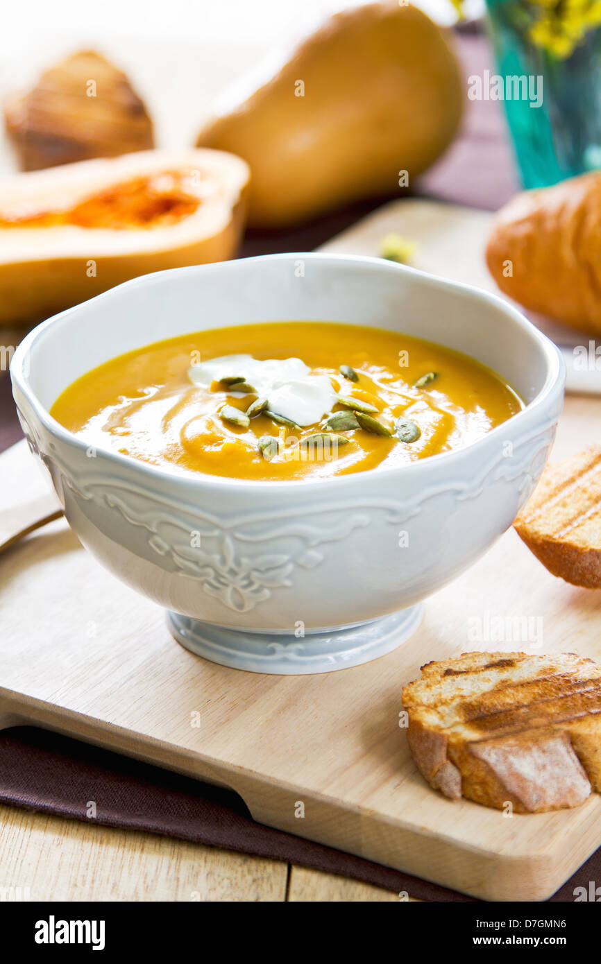 Soupe à la courge musquée par quelques toasts Banque D'Images