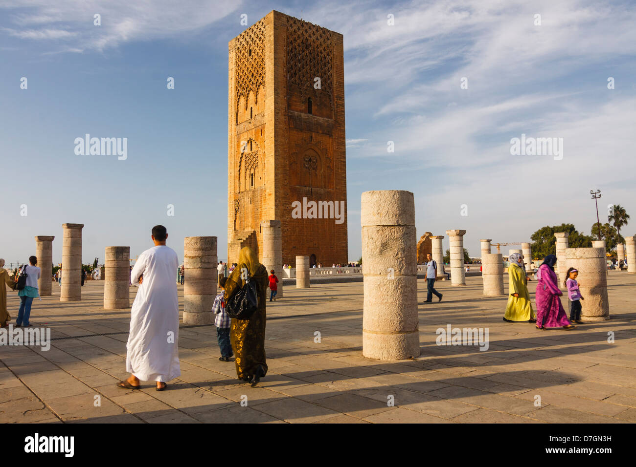 Visiteurs à Tour Hassan. Rabat, Maroc Banque D'Images