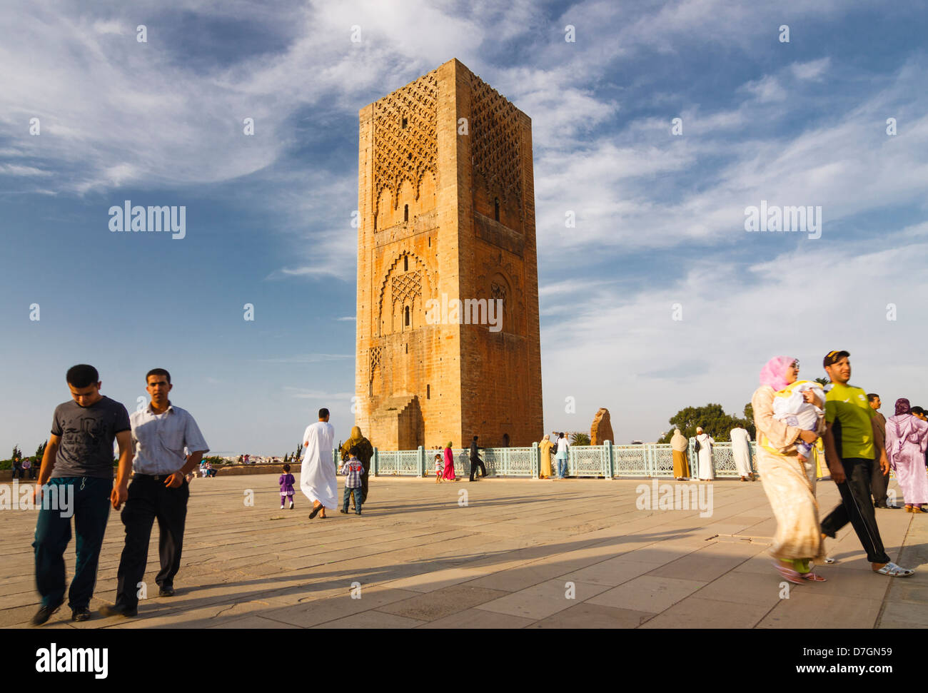 Visiteurs à Tour Hassan. Rabat, Maroc Banque D'Images