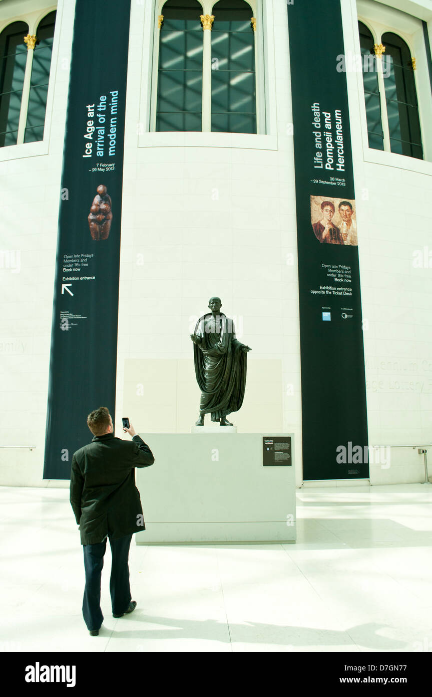Man taking photo avec téléphone mobile, grande cour, British Museum, Londres, Royaume-Uni Banque D'Images