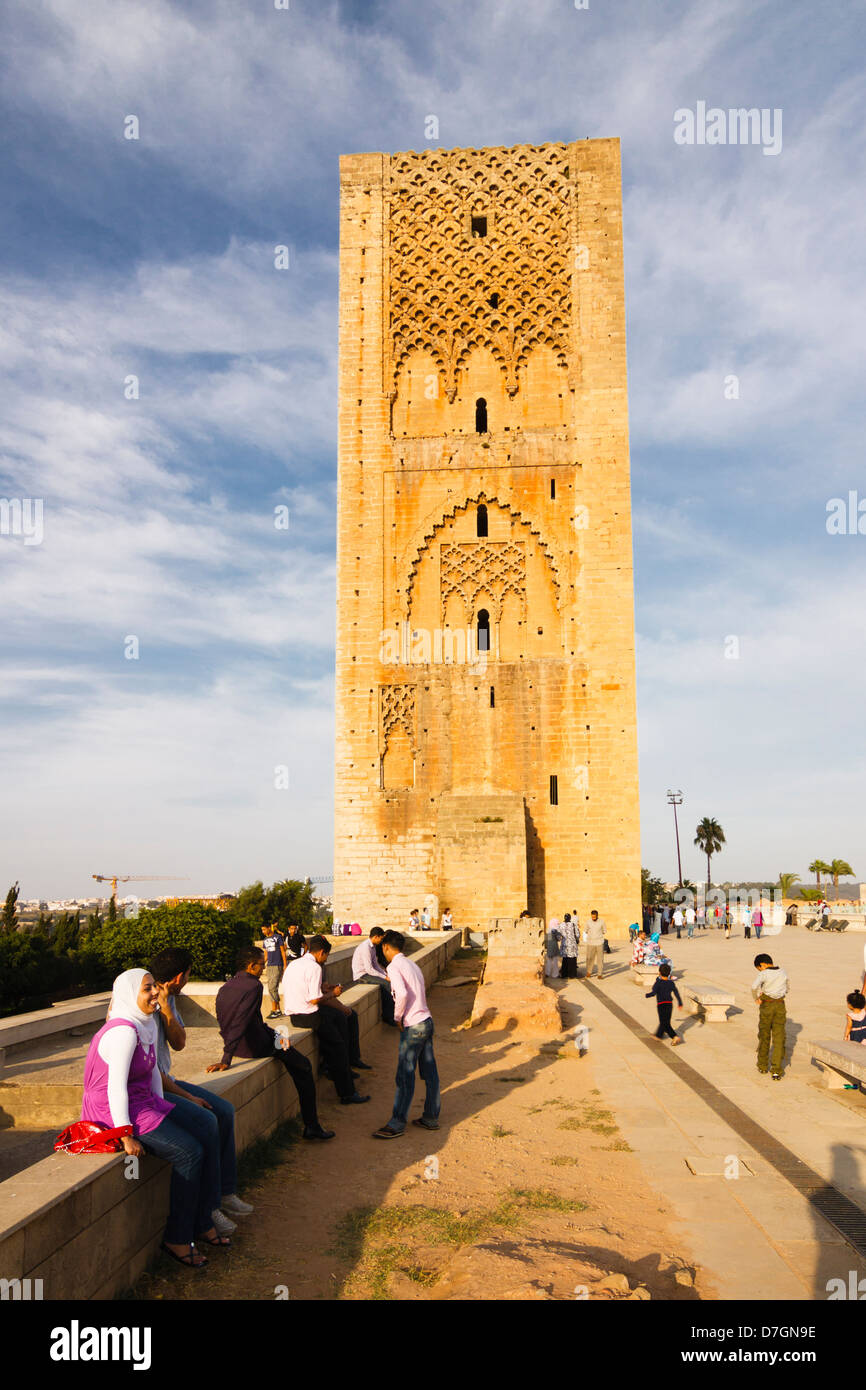 Visiteurs à Tour Hassan. Rabat, Maroc Banque D'Images