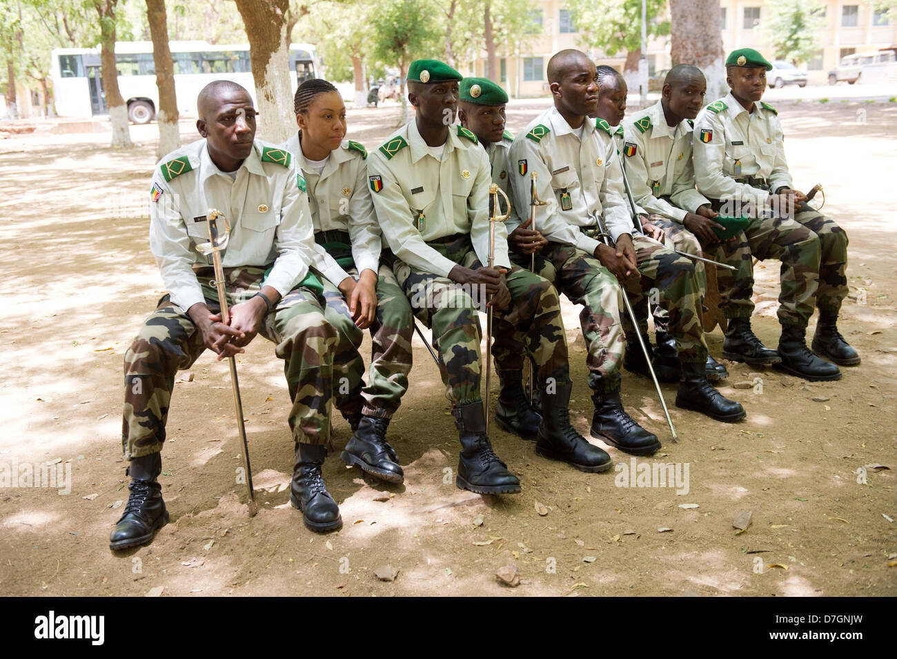 Les étudiants de l'officier de l'armée malienne dans la région de Koulikoro, Mali smile, 07 mai 2013. La Mission de formation de l'Union européenne au Mali a été en opération depuis le début du mois d'avril. La première d'un groupe de 650 soldats ont commencé la formation de base. Il y a des instructeurs allemands 17 enseigner l'avenir ingénieurs militaires. Photo : MAURIZIO GAMBARINI Banque D'Images