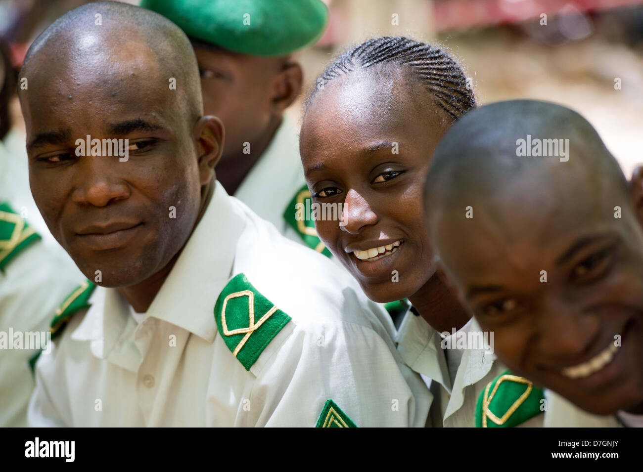 Les étudiants de l'officier de l'armée malienne dans la région de Koulikoro, Mali smile, 07 mai 2013. La Mission de formation de l'Union européenne au Mali a été en opération depuis le début du mois d'avril. La première d'un groupe de 650 soldats ont commencé la formation de base. Il y a des instructeurs allemands 17 enseigner l'avenir ingénieurs militaires. Photo : MAURIZIO GAMBARINI Banque D'Images