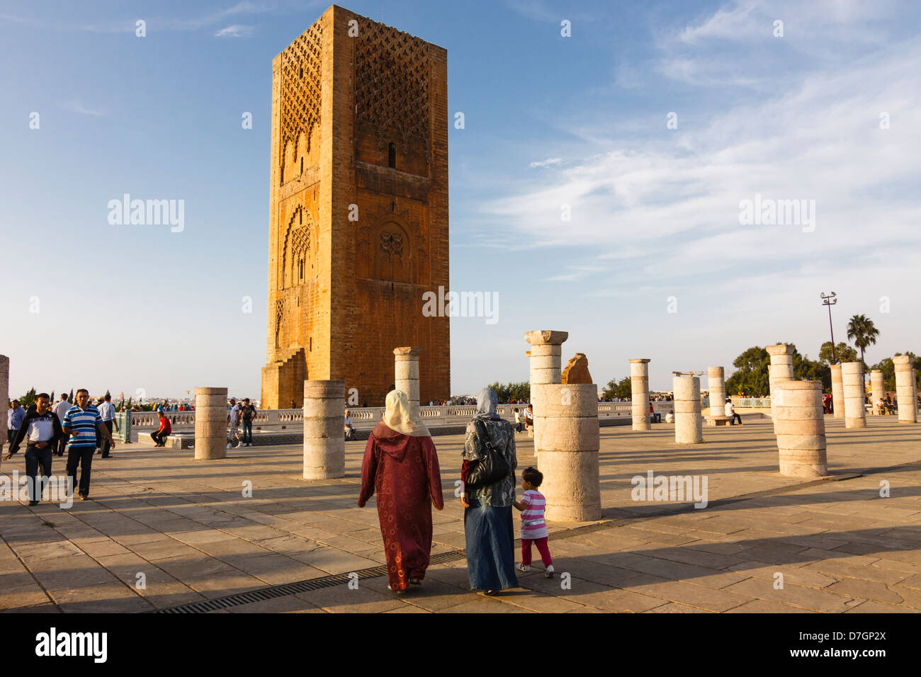 Visiteurs à Tour Hassan. Rabat, Maroc Banque D'Images