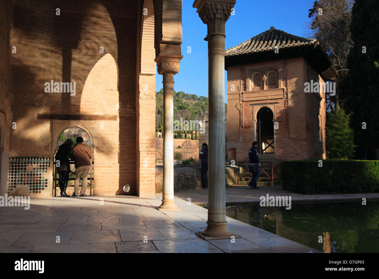 La réflexion de l'eau dans l'Alhambra Grenade Espagne jardins Partal Banque D'Images