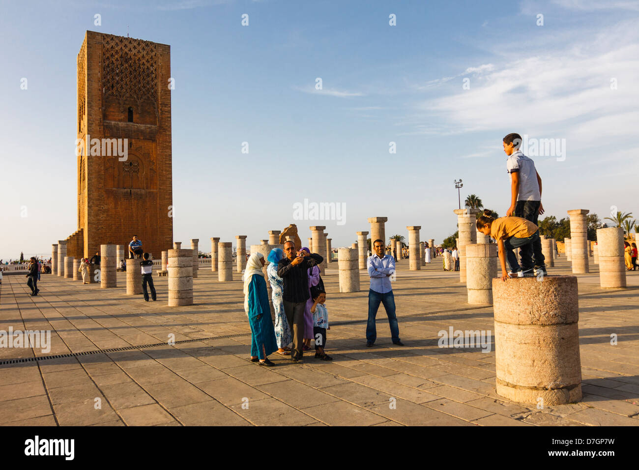 Visiteurs à Tour Hassan. Rabat, Maroc Banque D'Images