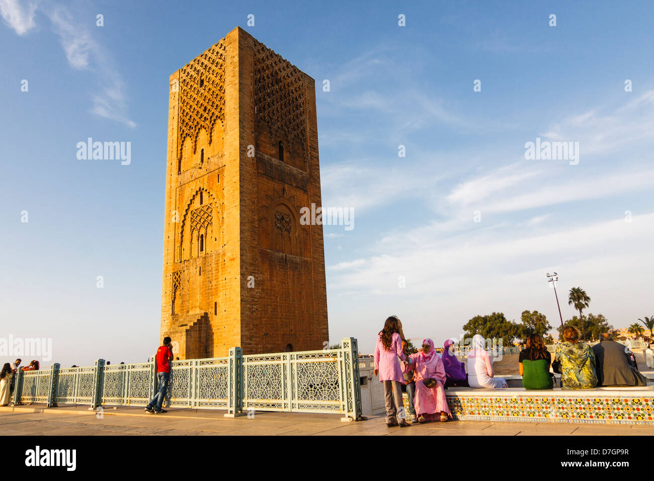 Visiteurs à Tour Hassan. Rabat, Maroc Banque D'Images