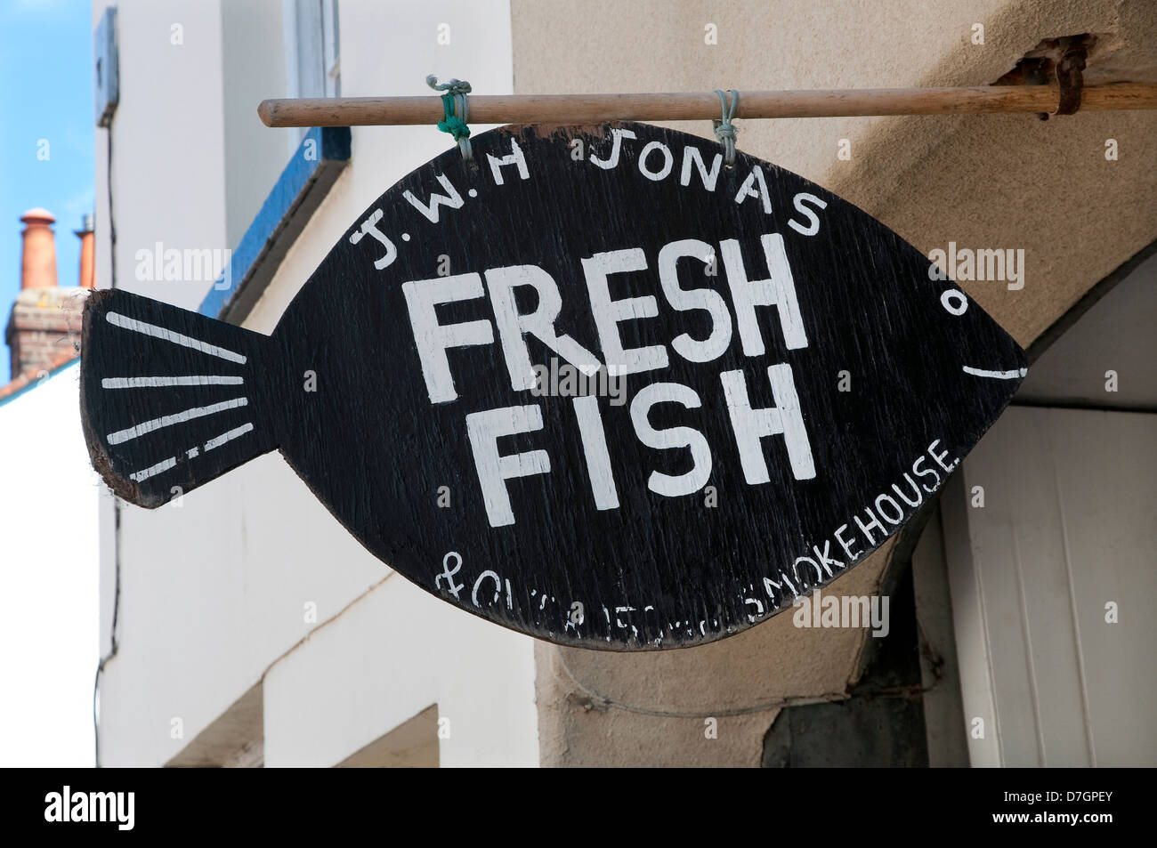 Signe du poisson frais à l'extérieur de poissonniers shop, cromer, Norfolk, Angleterre Banque D'Images