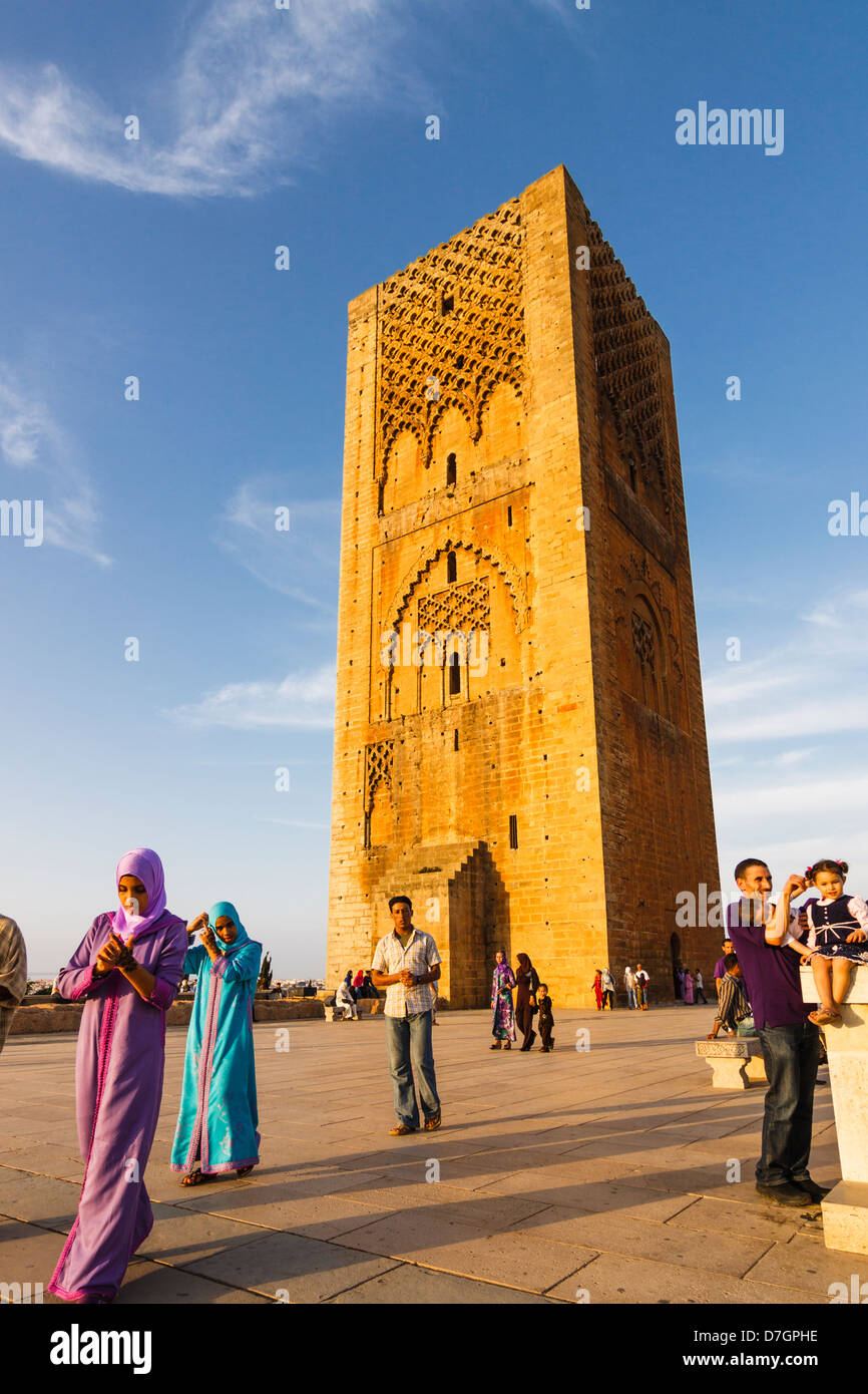 Visiteurs à Tour Hassan. Rabat, Maroc Banque D'Images
