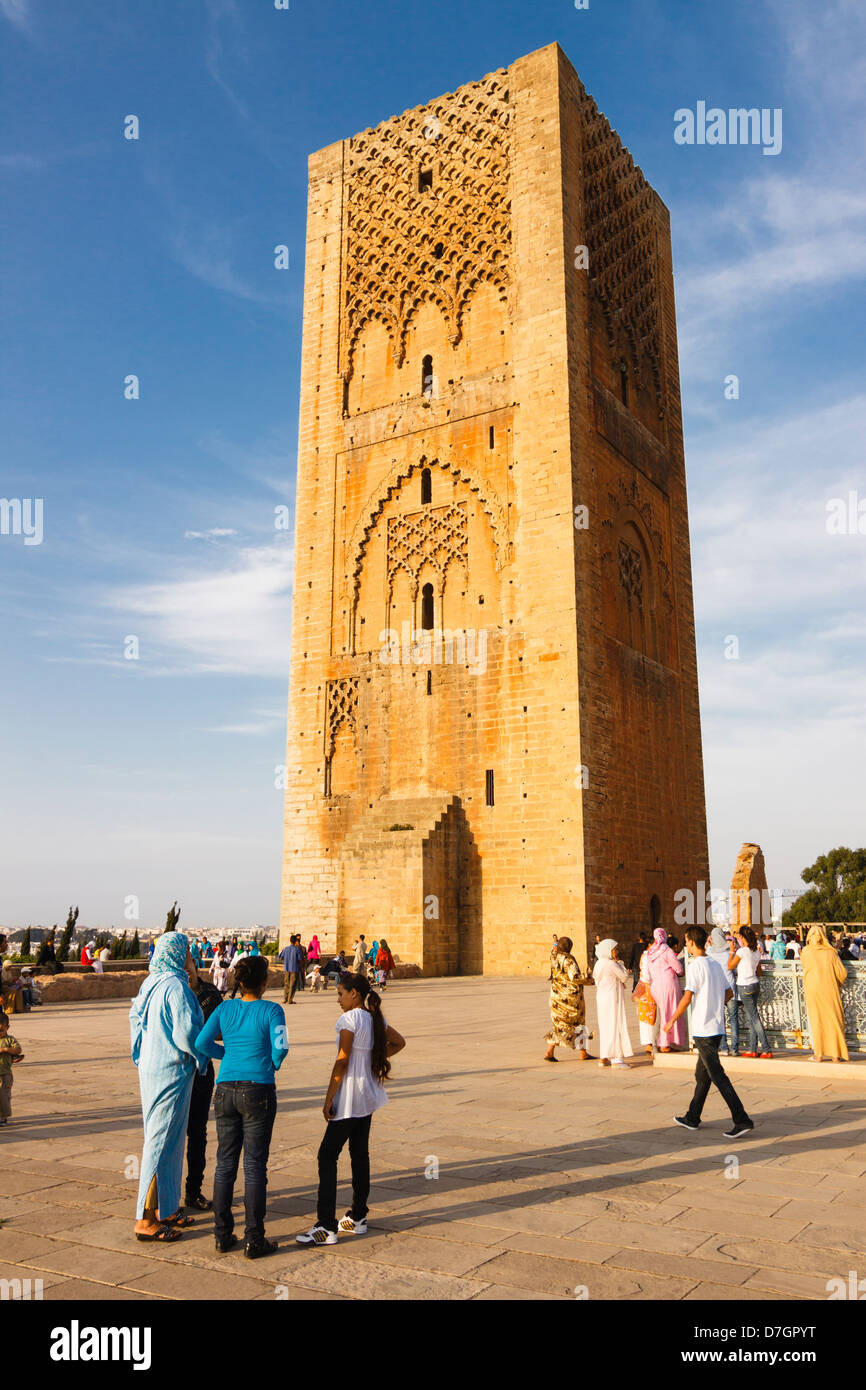 Visiteurs à Tour Hassan. Rabat, Maroc Banque D'Images