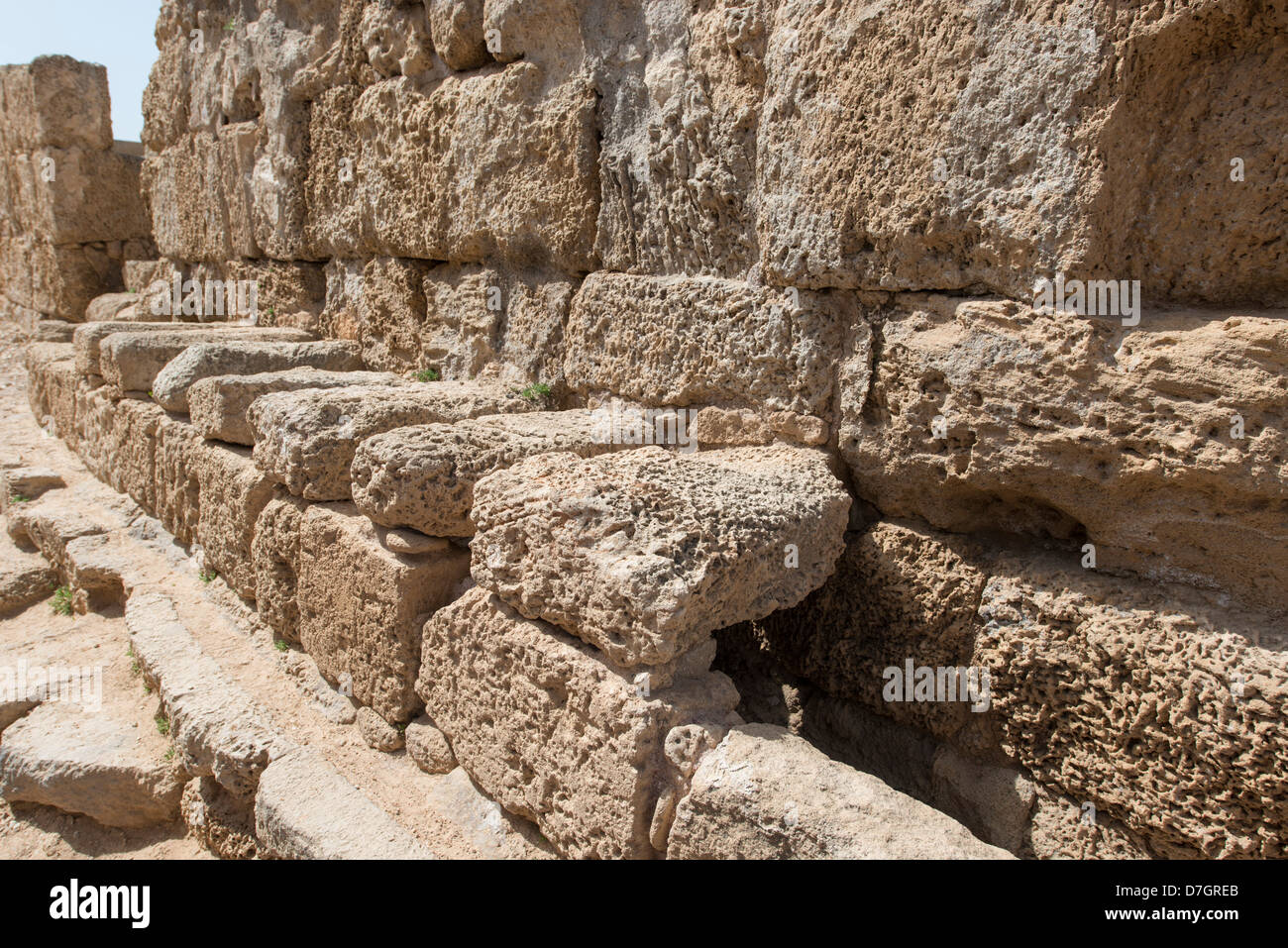 Les latrines à l'entrée de l'Hippodrome Romain à Césarée, en Israël Banque D'Images