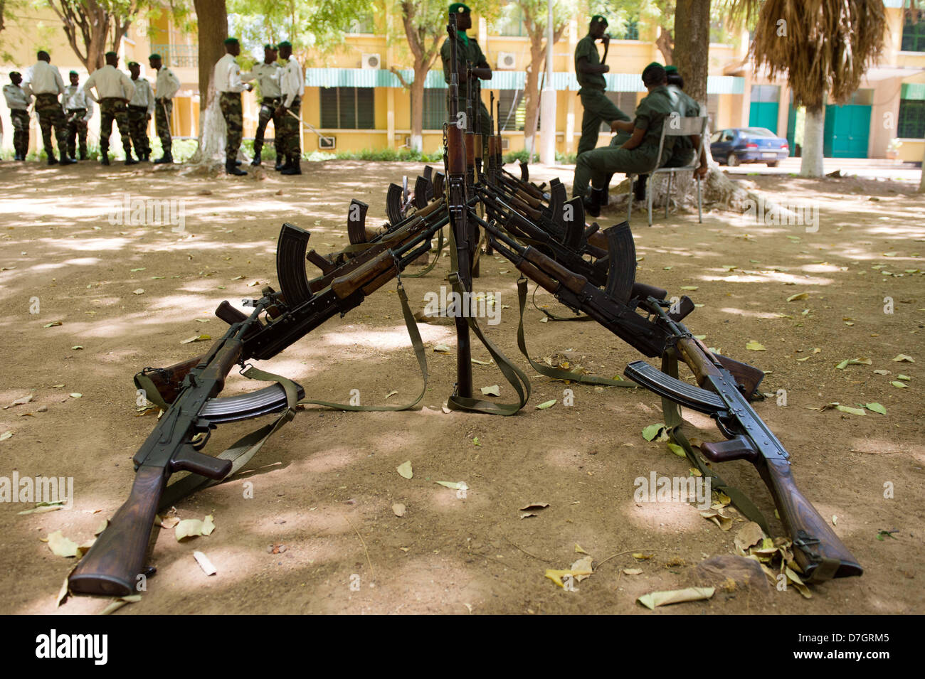 Les Fusils de la garde d'honneur sont empilées sur le sol lors de l'arrivée de la ministre de la défense espagnol à Koulikoro, Mali, 07 mai 2013. La Mission de formation de l'Union européenne au Mali a été en opération depuis le début du mois d'avril. La première d'un groupe de 650 soldats ont commencé la formation de base. Il y a des instructeurs allemands 17 enseigner l'avenir ingénieurs militaires. Photo : MAURIZIO GAMBARINI Banque D'Images