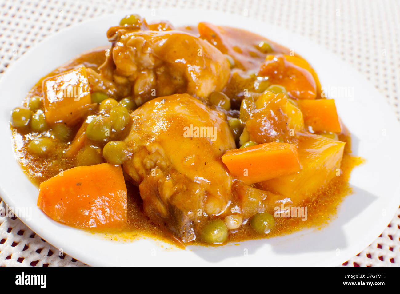 Ragoût de poulet avec pommes de terre, carottes, petits pois à la sauce tomate. Banque D'Images