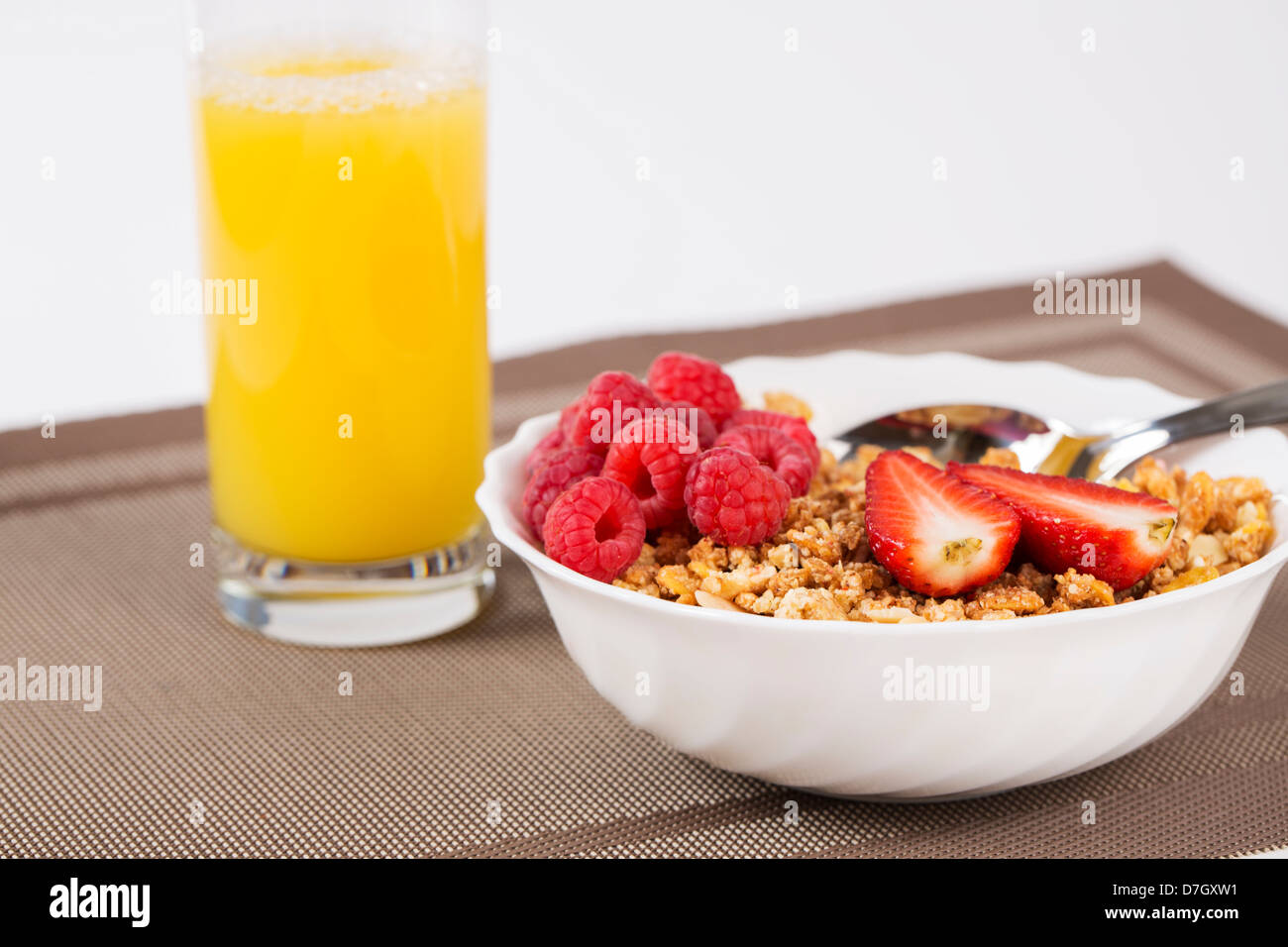 Les céréales d'or avec des moitiés berrie et jus d'orange Banque D'Images