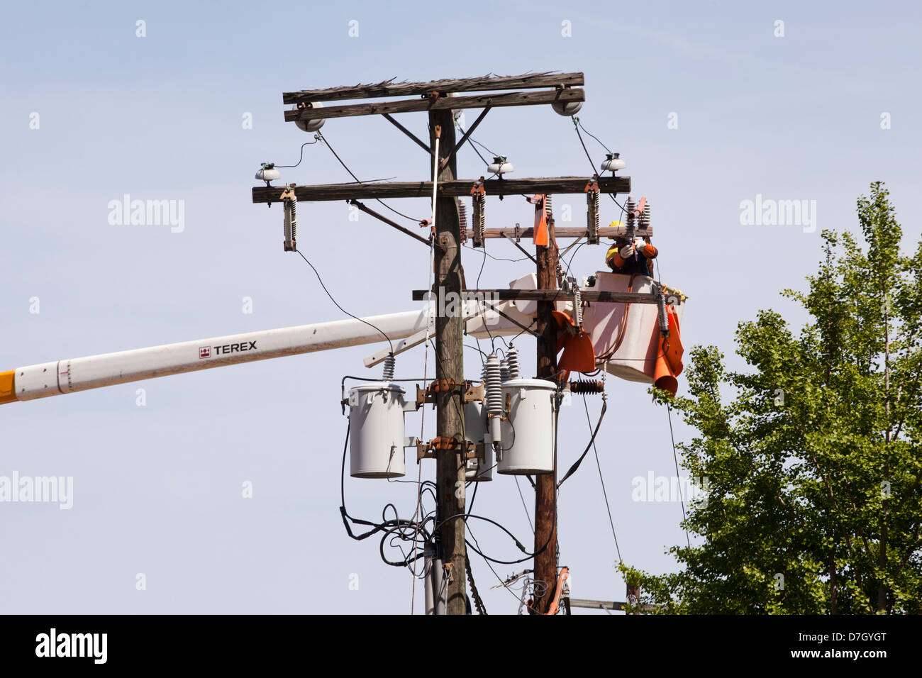 Poseur travaillant sur la ligne électrique - USA Banque D'Images