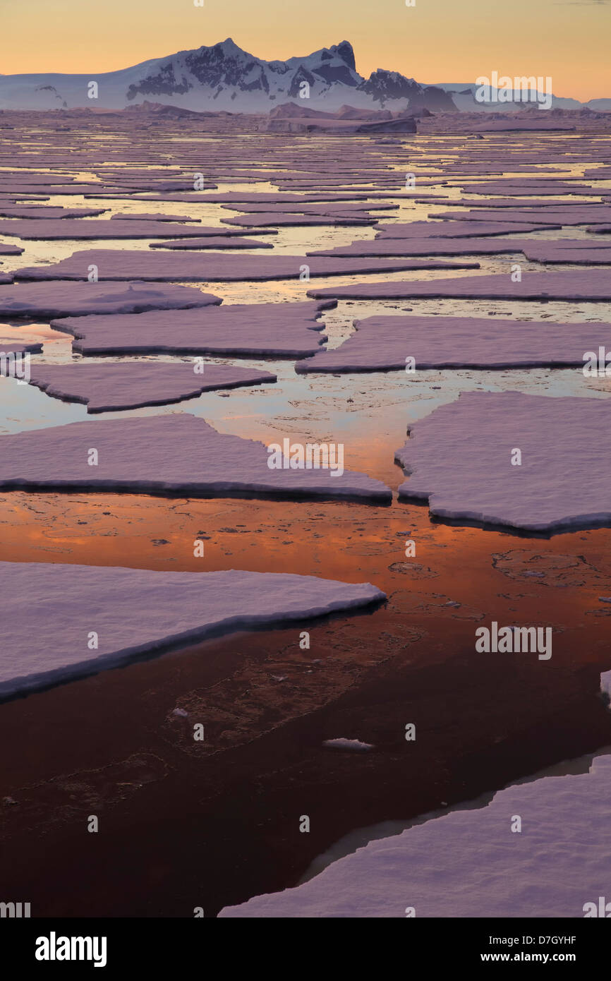 Coucher de soleil / Lever du soleil comme nous voyageons en dessous du Cercle Antarctique, l'Antarctique. Banque D'Images