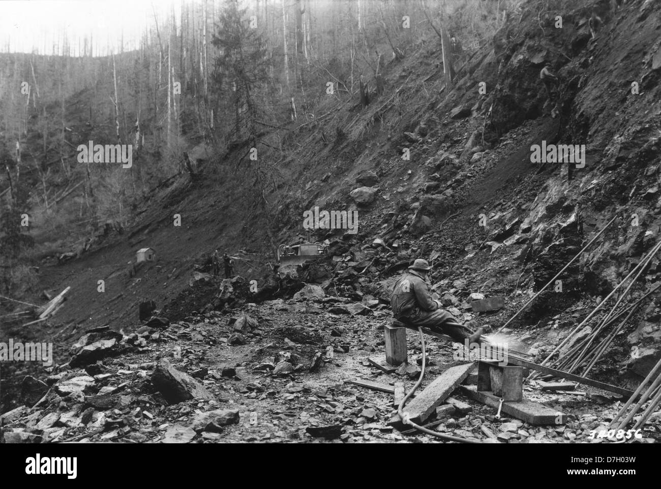 Cette image montre des travaux de roche sur une route située à 800 mètres au nord du camp Nehalem CCC. Ces travaux faisaient partie des projets du Civilian conservation corps (CCC) visant à améliorer les infrastructures pendant la Grande dépression. Banque D'Images