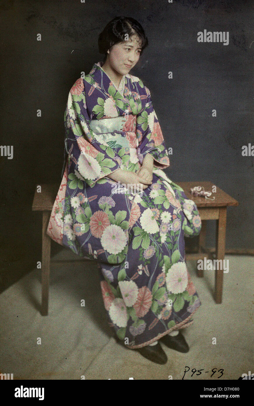 Cette photographie de Ruth Nomura la montre vêtue d'un costume traditionnel japonais. Ruth, une Nisei (nippo-américaine de deuxième génération), est représentée en tenue culturelle, reflétant la fusion de son héritage japonais et de son éducation américaine. Banque D'Images