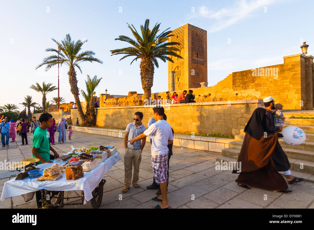 Tour Hassan avec les visiteurs et snack-cale autour. Rabat, Maroc Banque D'Images