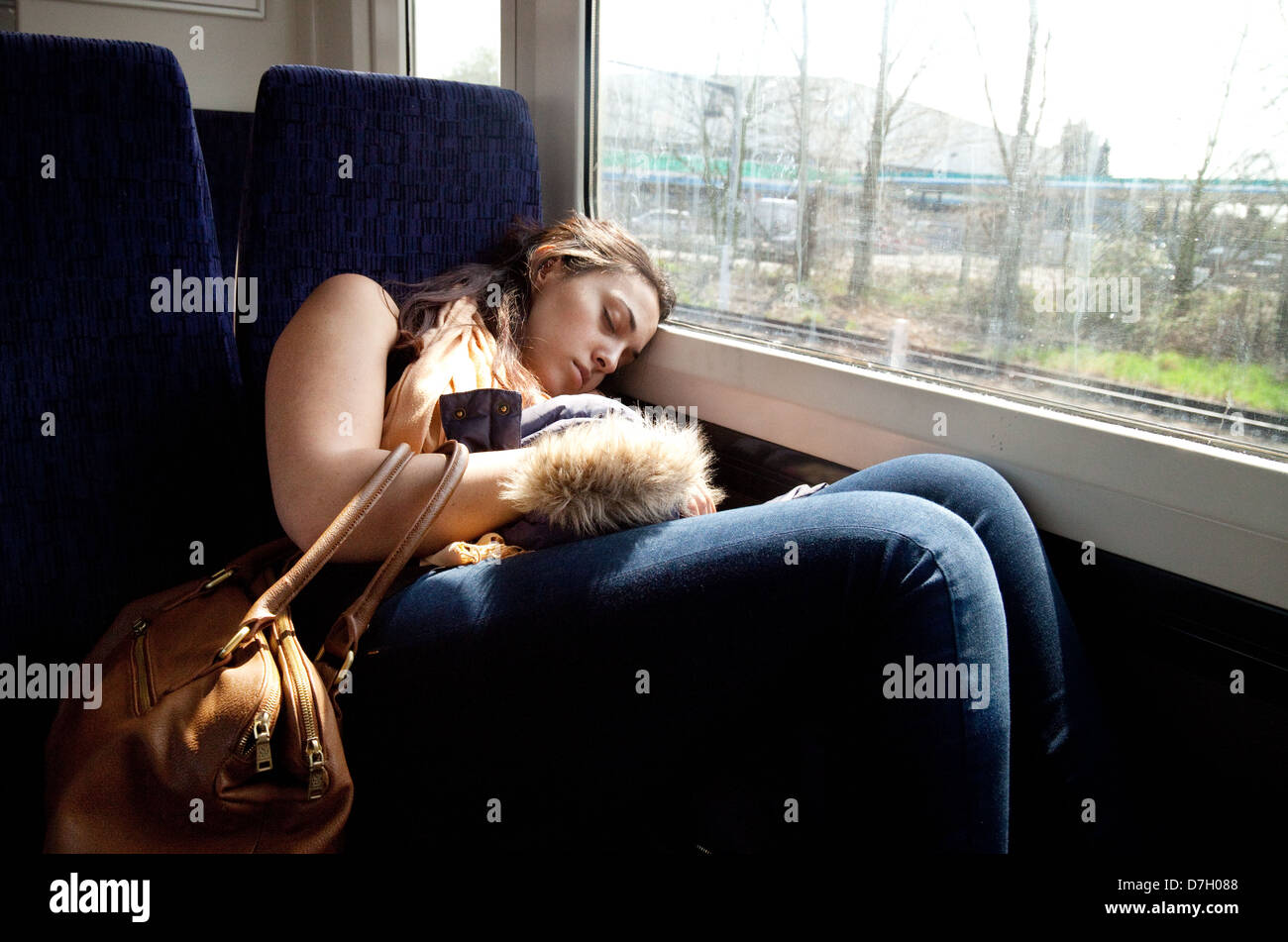 Une jeune femme dort sur le train, Trains, transport ferroviaire sud-est sud-est de Londres, UK Banque D'Images
