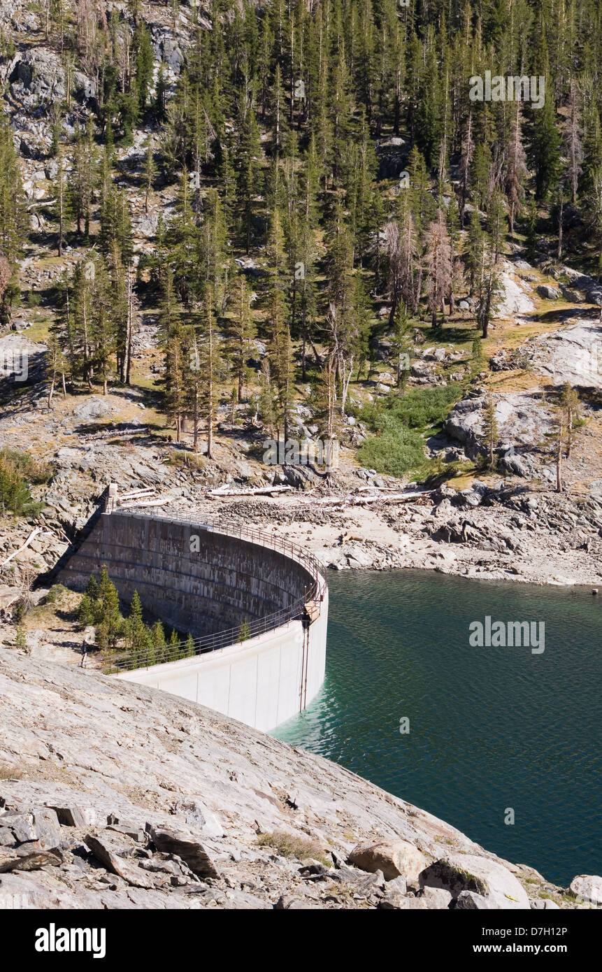 Vertical image de barrage du Lac Waugh en Californie Banque D'Images