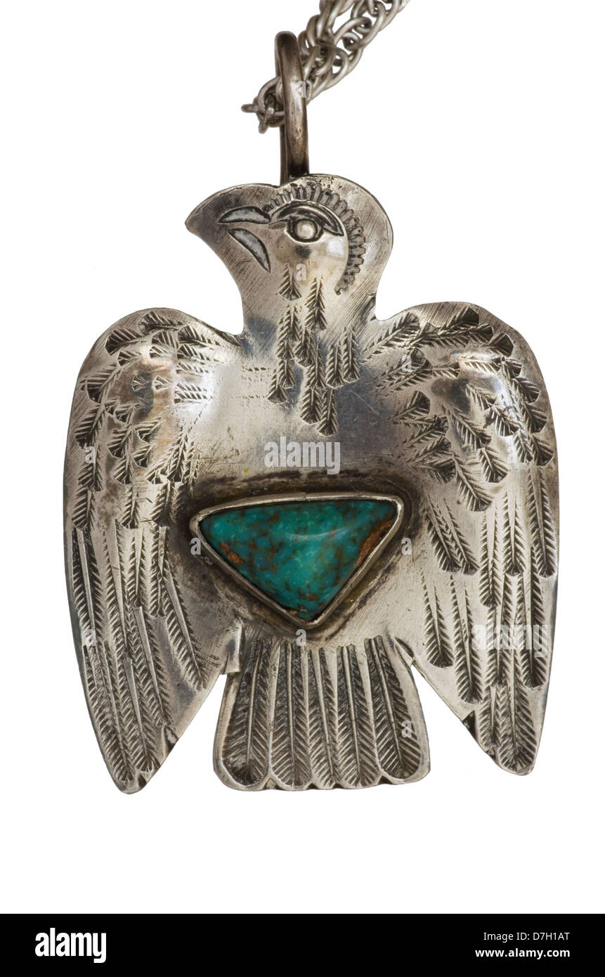 Argent antique pendentif turquoise avec thunderbird isolé sur fond blanc Banque D'Images