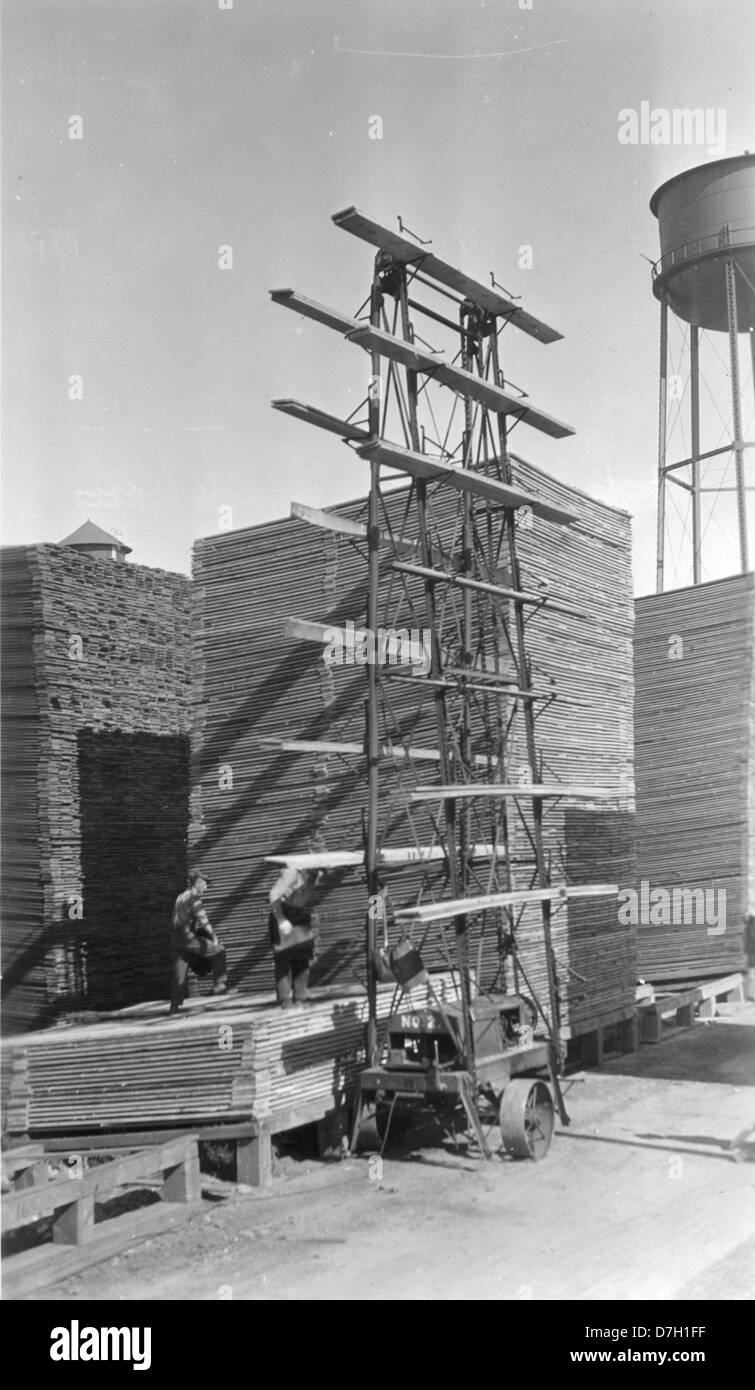 Cette photographie de la Harold Frodsham Photography Collection représente l'usine Shevlin-Hixon Company à Bend, Oregon. L'image fournit un historique des opérations industrielles dans le Nord-Ouest Pacifique au début du XXe siècle. Banque D'Images