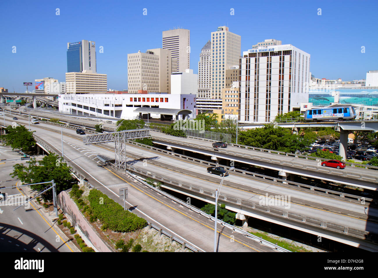 Miami Florida, centre-ville, horizon de la ville, I 95 rampes de sortie d'Interstate, autoroute, Metromover, People Mover, bâtiments, horizon de la ville, circulation, FL121030062 Banque D'Images