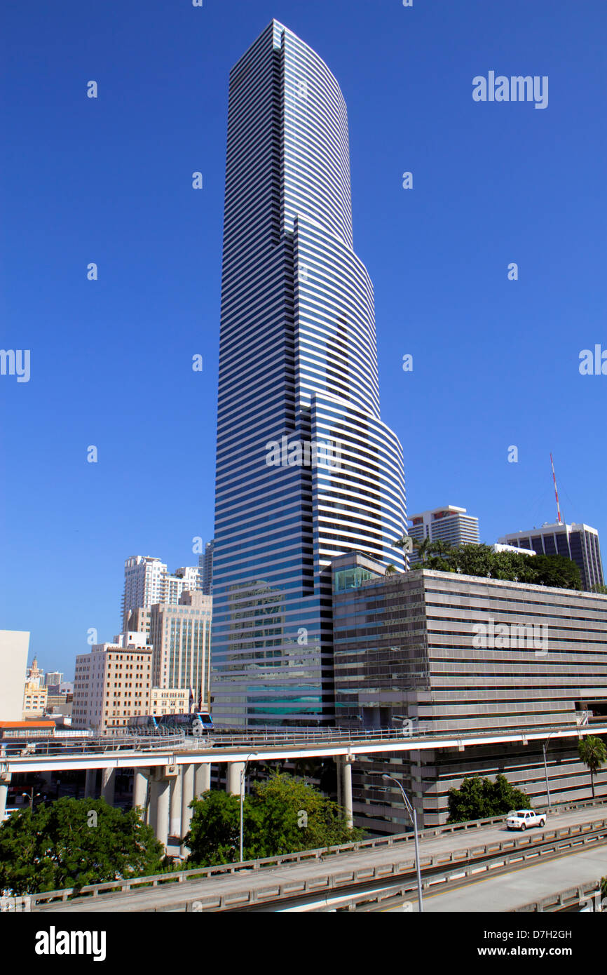 Miami Florida, centre-ville, horizon urbain paysage urbain, I 95 rampes de sortie Interstate, autoroute, immeuble de bureaux, circulation, Miami Tower, gratte-ciel gratte-ciel Banque D'Images